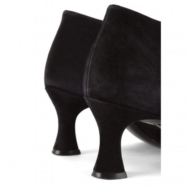 CHANEL Pointed Kitten Heels