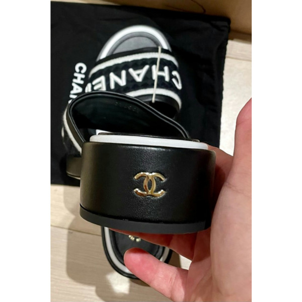 CHANEL Chanel Logo Slides