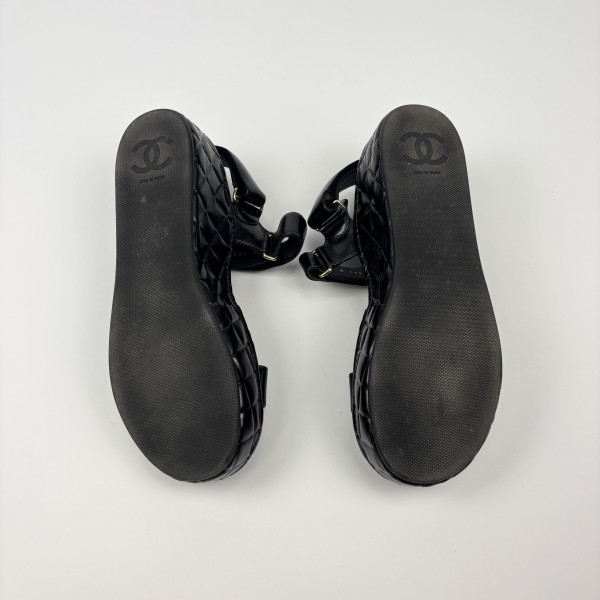 CHANEL Padded platform quilted sandals